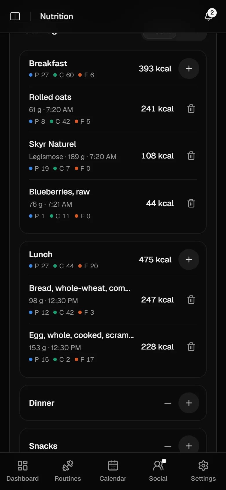 The food log by meal: breakfast at 393 kcal with rolled oats, skyr and blueberries, and lunch at 475 kcal, each entry with its protein, carbs and fat.